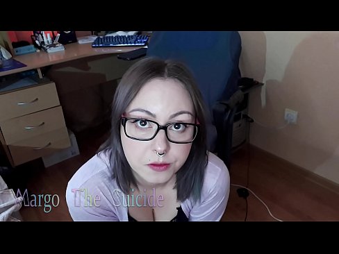 ❤️ Neska sexy betaurrekoekin dildoa zurrupatzen du kameraren aurrean Izorra gugan ❌