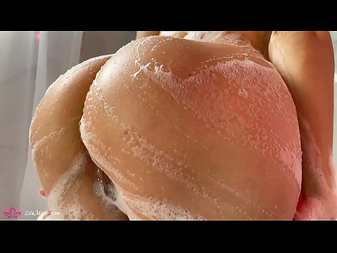 ❤️ Brunette pussy bibragailuarekin masturbatzen du dutxan orgasmo bizia lortzeko Izorra gugan ❌