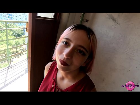 ❤️ Ikasle sentsuak arrotz bat zurrupatzen du kanpoaldean - Cum On His Face Izorra gugan ❌